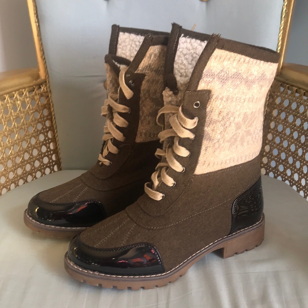 MukLuks army green & black lace up trendy combat boots sweater ankle tube size 7